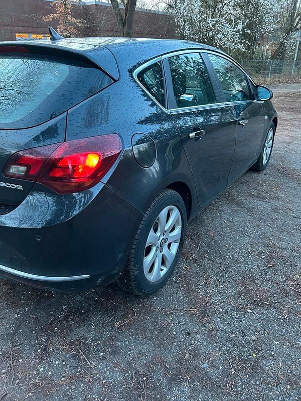 Gebraucht Opel Astra Eco 131 PS (96 kW) 2012 Schwarz Kleinwagen