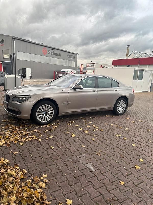 Beige Gebraucht 2011 BMW 750 Limousine | 13.900 € (Fairer Preis) - Bild 1/4