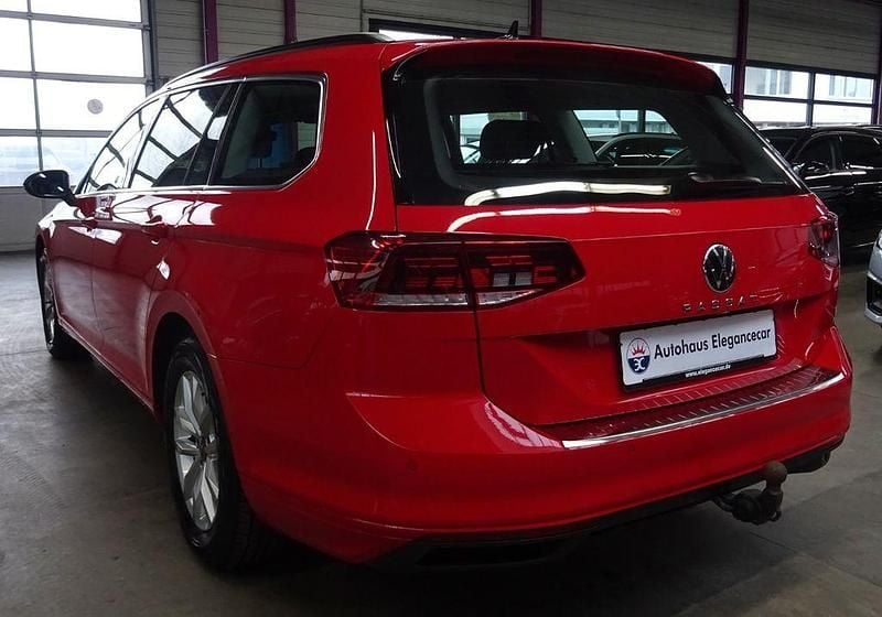 Gebraucht VW Passat 122 PS (89 kW) 2023 Rot Kombi