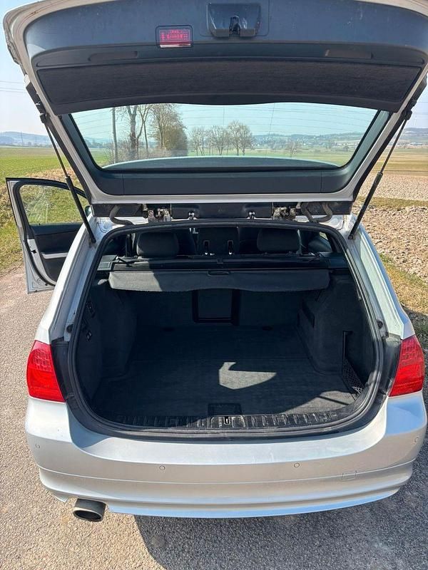 Gebraucht BMW 320 177 PS (130 kW) 2010 Silber Kombi