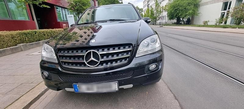 Schwarz Gebraucht 2007 Mercedes ML420 SUV | 7.900 € - Bild 1/4