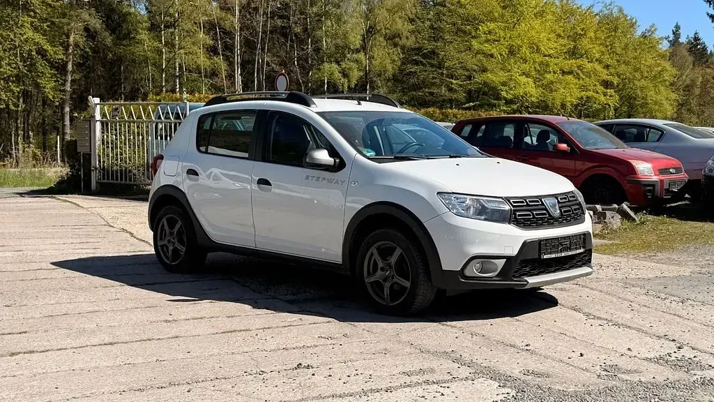 Gebraucht Dacia Sandero Celebration 90 PS (66 kW) 2017 Weiß Limousine
