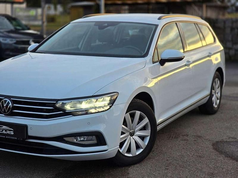Gebraucht VW Passat 150 PS (110 kW) 2022 Gletscherweissmetallic Kombi