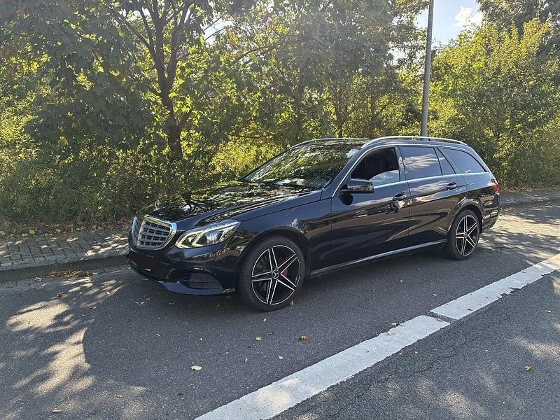 Second-hand Mercedes E200 136 CP (100 kW) 2013 Negru Break