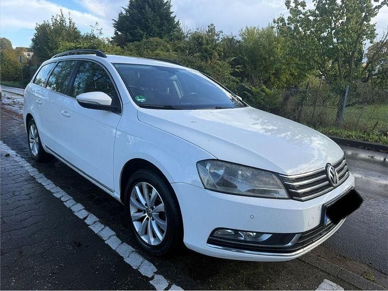Weiß Gebraucht 2012 VW Passat Comfortline Limousine | 4.999 € (Guter Preis) - Bild 1/4