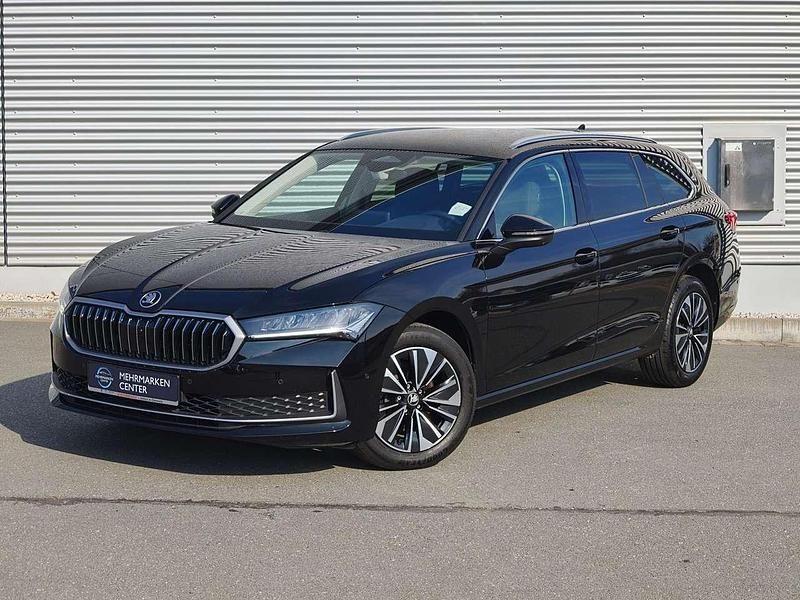 Gebraucht Skoda Superb Selection 150 PS (110 kW) 2025 Ebony schwarz metallic Kombi