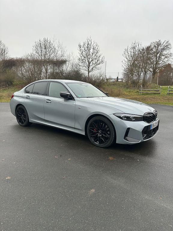 Grau Gebraucht 2023 BMW M340 M Sport Limousine | 54.200 € (Fairer Preis) - Bild 1/4