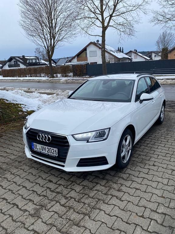 Second-hand Audi A4 Basis 150 CP (110 kW) 2018 Alb Break