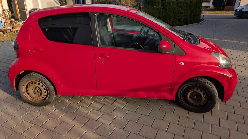 Gebraucht Toyota Aygo 68 PS (50 kW) 2011 Rot Kleinwagen