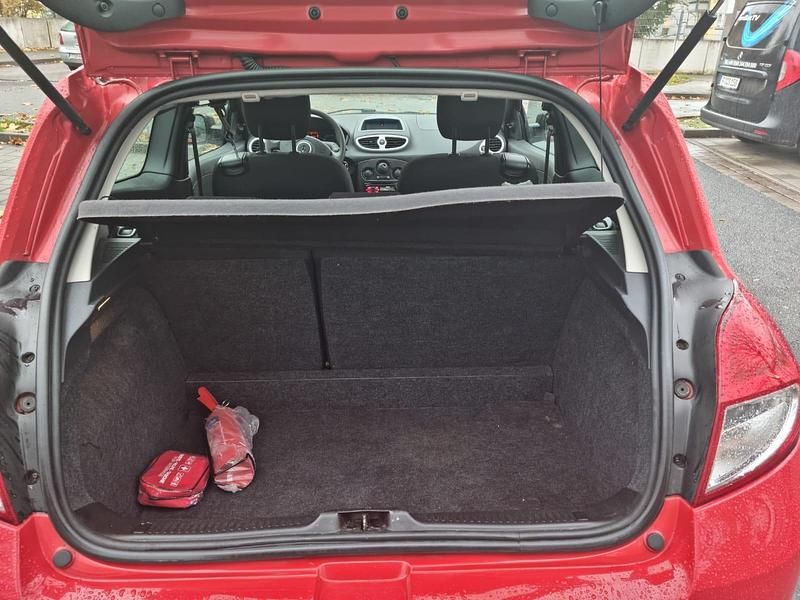 Rot Gebraucht 2012 Renault Clio III Kleinwagen | 1.900 € - Bild 1/4