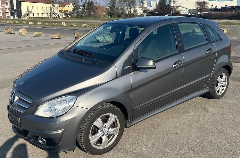 Grau Gebraucht 2010 Mercedes B160 Van / Kleinbus | 5.490 € (Etwas zu teuer) - Bild 1/4