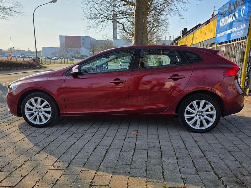 Gebraucht Volvo V40 Kinetic 120 PS (88 kW) 2016 Rot Limousine