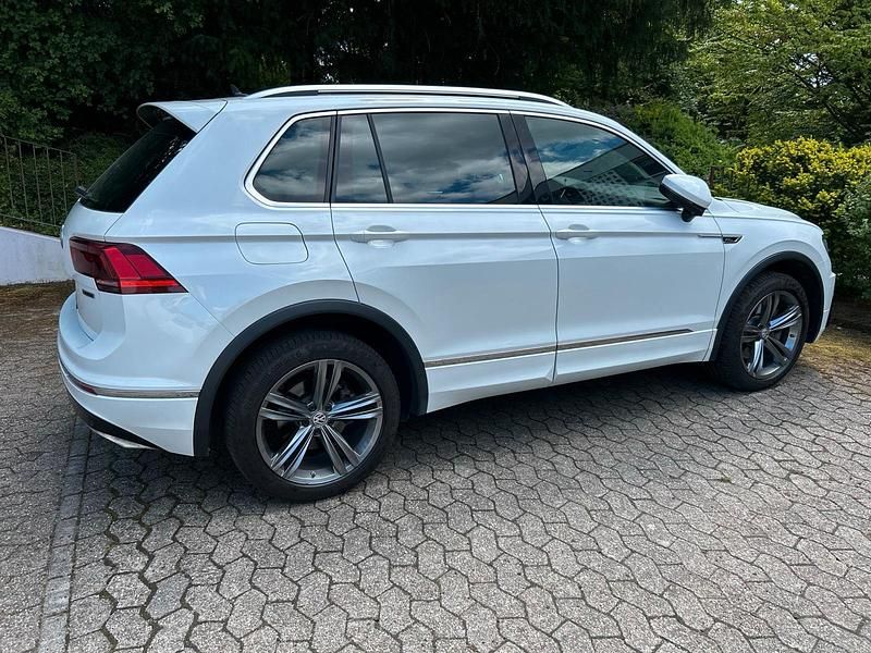 Weiß Gebraucht 2018 VW Tiguan R-line SUV | 25.500 € (Superpreis) - Bild 1/2