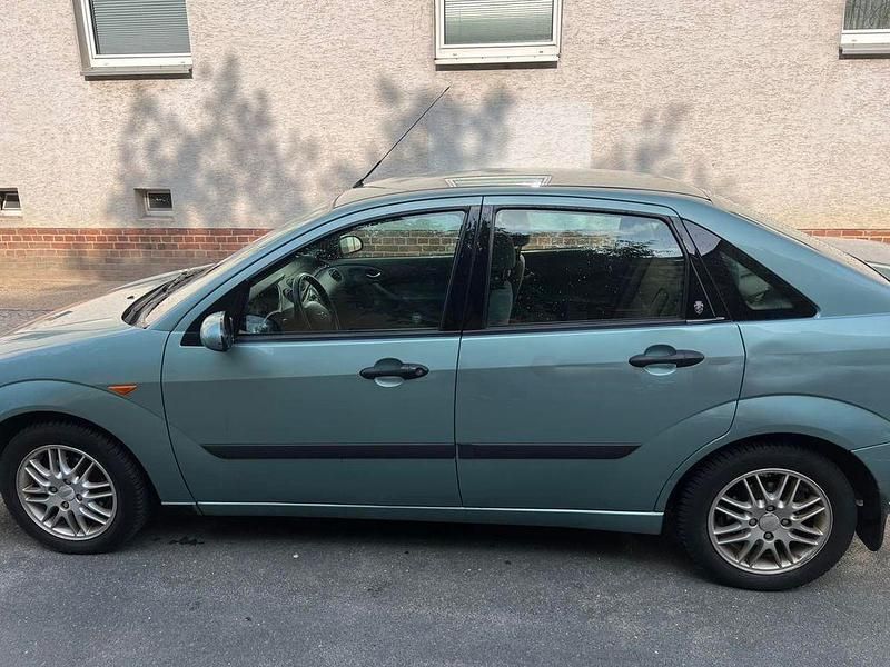 Blau Gebraucht 1999 Ford Focus Limousine | 1.400 € (Fairer Preis) - Bild 1/4