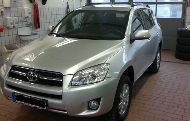 Silber metallic Gebraucht 2009 Toyota RAV4 Sol SUV | 11.490 € (Teuer) - Bild 1/4