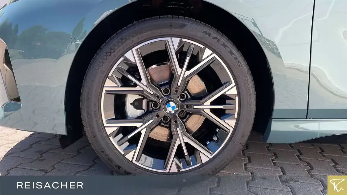 Neu BMW 120 Performance 170 PS (125 kW) 2026 Cape york grün metallic Kleinwagen