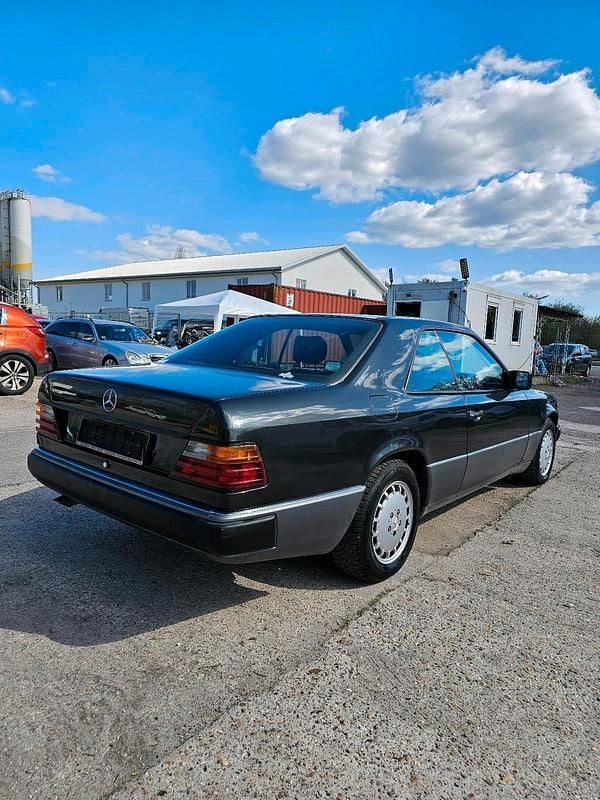 Second-hand Mercedes E300 220 CP (161 kW) 1992 Negru Coupe