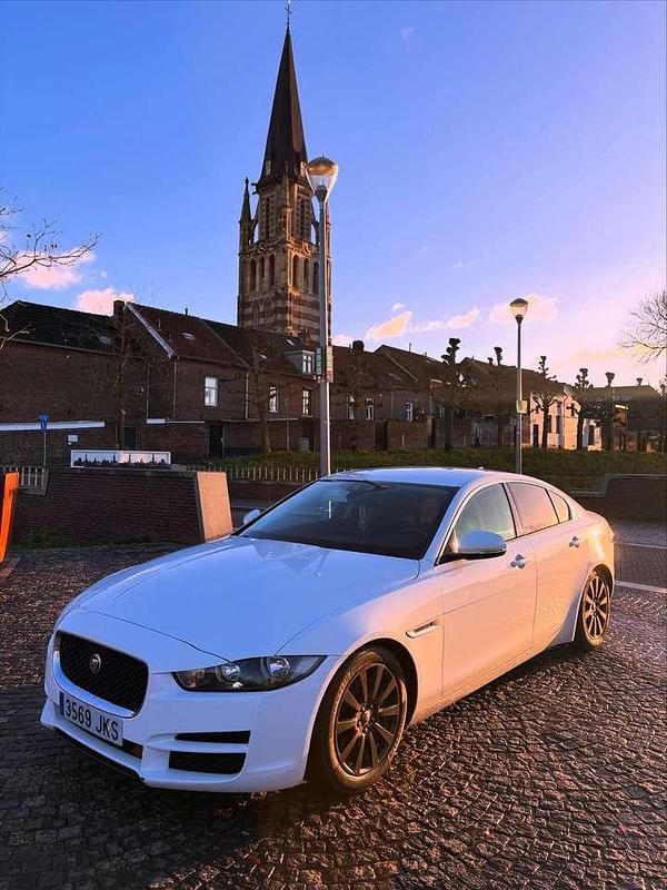 Gebraucht Jaguar XE Prestige 179 PS (131 kW) 2015 Weiß Limousine