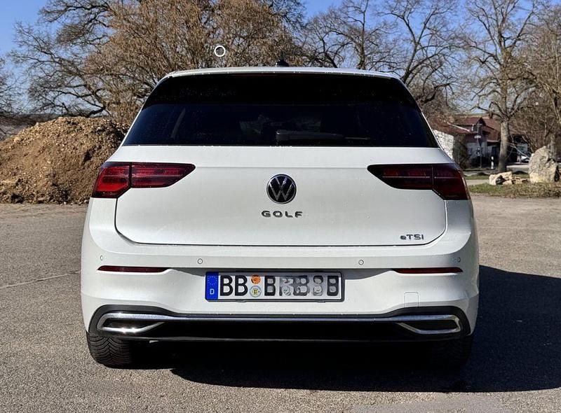 Gebraucht VW Golf VIII Active 150 PS (110 kW) 2022 Weiß Limousine