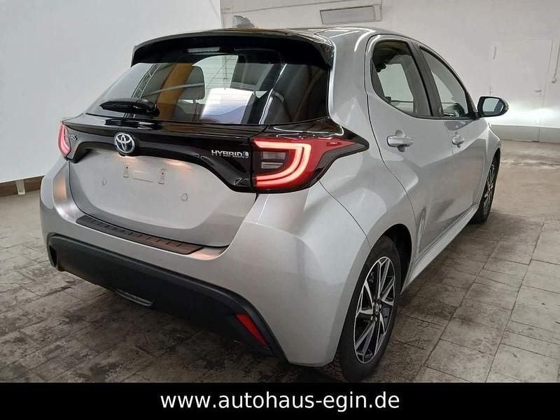 Gebraucht Toyota Yaris Hybrid Team 92 PS (67 kW) 2023 Silber Limousine