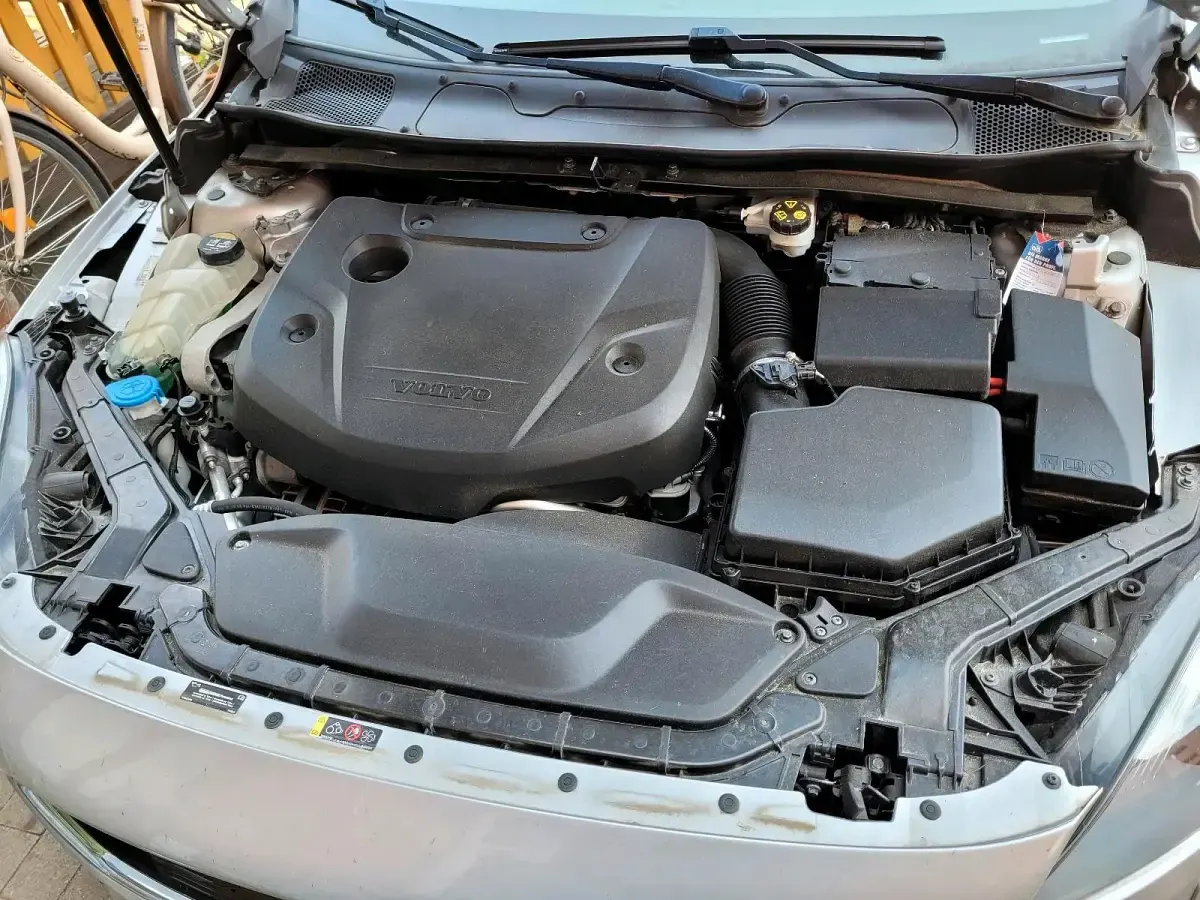 Usata Volvo V40 Momentum 150 CV (110 kW) 2016 Argento Berlina