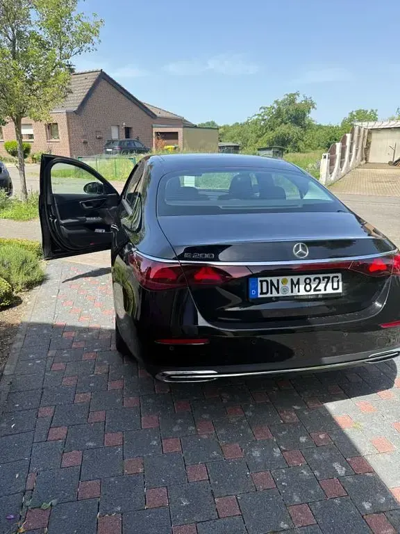 Usado Mercedes E200 204 CV (150 kW) 2024 Negro Berlina