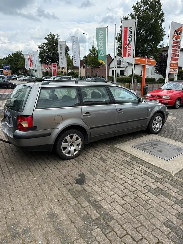 Grau Gebraucht 2003 VW Passat Kombi | 800 € (Superpreis) - Bild 1/4