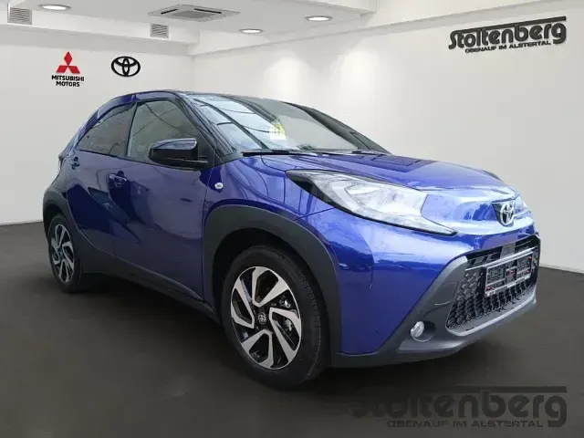 Neu Toyota Aygo X 72 PS (52 kW) 2025 Juniper blue / night sky black (blau) SUV