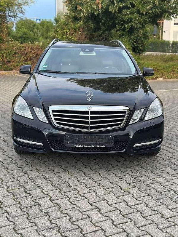 Schwarz Gebraucht 2011 Mercedes E200 Kombi | 8.500 € (Guter Preis) - Bild 1/4