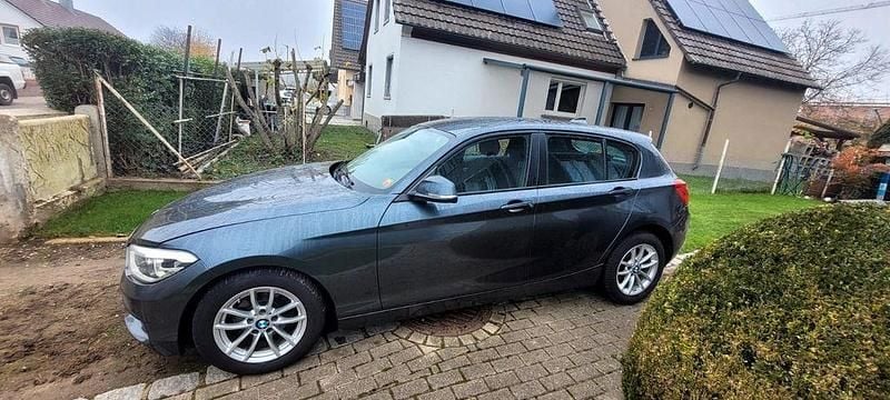 Grau Gebraucht 2019 BMW 118 Advantage Kleinwagen | 15.200 € (Superpreis) - Bild 1/4