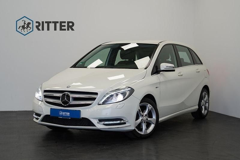 Weiß Gebraucht 2012 Mercedes B180 Van / Kleinbus | 7.390 € (Fairer Preis) - Bild 1/4