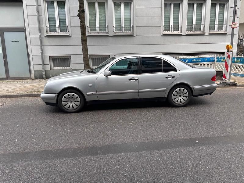 Silber Gebraucht 1997 Mercedes E200 Avantgarde Limousine | 1.500 € (Guter Preis) - Bild 1/4