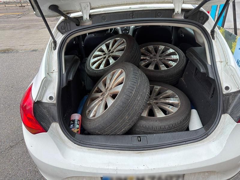 Gebraucht Opel Astra 101 PS (74 kW) 2013 Weiß Kleinwagen