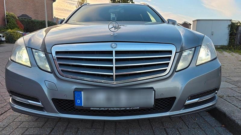 Grau Gebraucht 2013 Mercedes E200 Kombi | 8.000 € (Guter Preis) - Bild 1/4