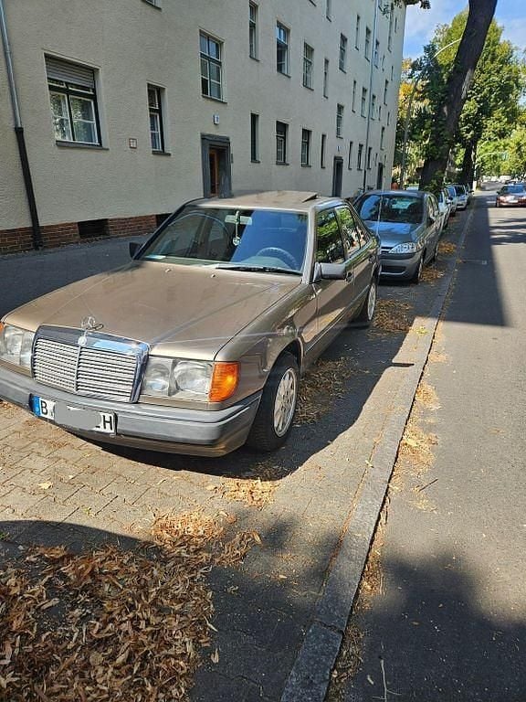 Beige Gebraucht 1986 Mercedes 230 Limousine | 4.950 € - Bild 1/4