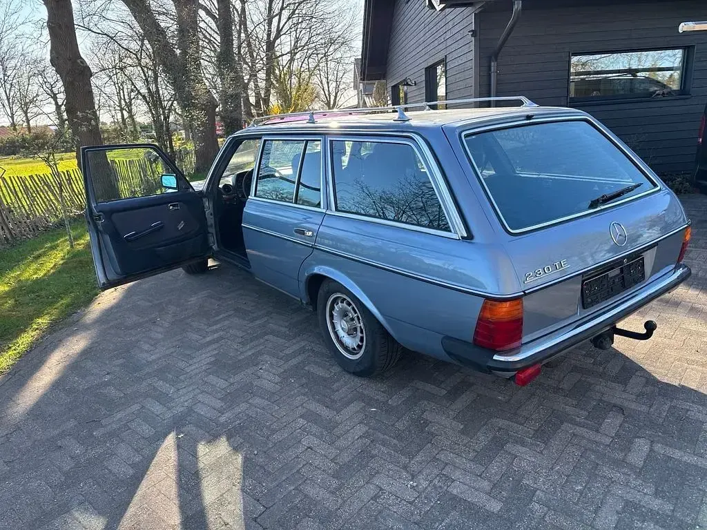 Gebraucht Mercedes 230 136 PS (100 kW) 1985 Blau Limousine