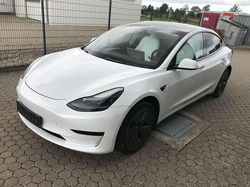 Weiß Gebraucht 2023 Tesla Model 3 RWD Limousine | 26.789 € (Superpreis) - Bild 1/4