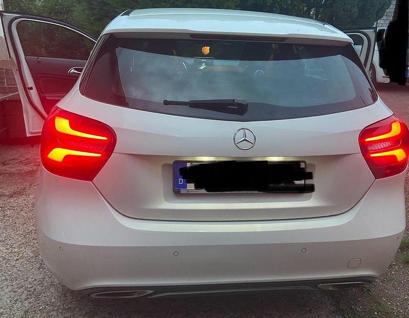 Weiß Gebraucht 2016 Mercedes A180 Urban Limousine | 13.199 € (Guter Preis) - Bild 1/4