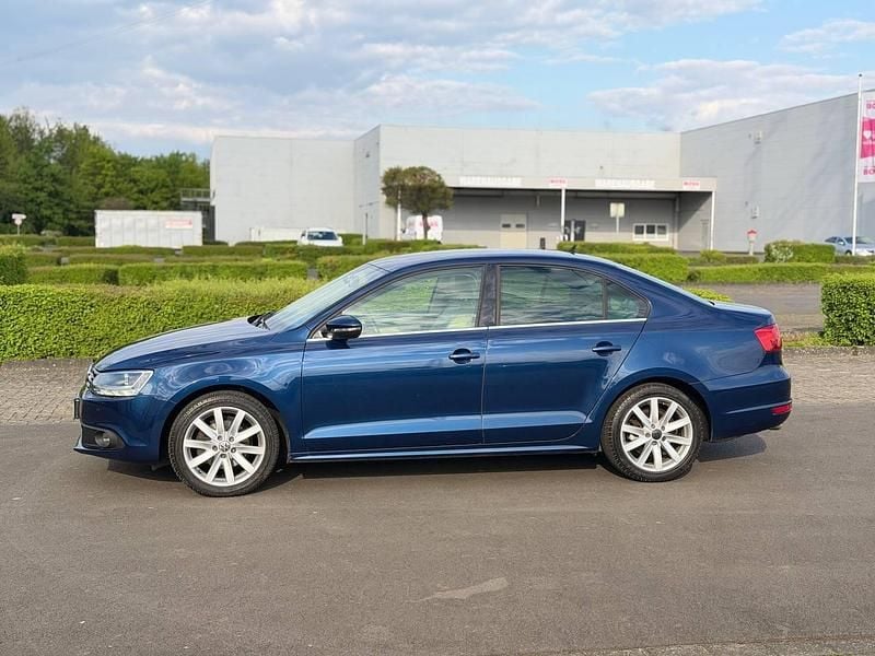 Second-hand VW Jetta 122 CP (89 kW) 2011 Albastru Berlinǎ