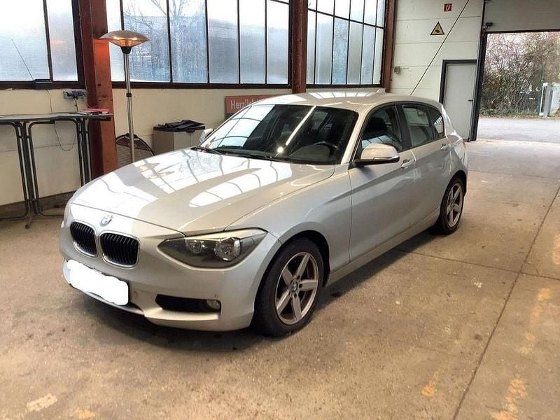 Silber Gebraucht 2011 BMW 118 Comfort Edition Kleinwagen | 3.600 € - Bild 1/4