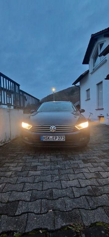 Blau Gebraucht 2016 VW Passat Comfortline Limousine | 9.000 € (Fairer Preis) - Bild 1/4