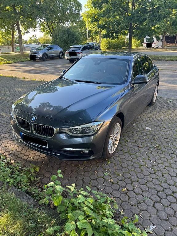 Grau Gebraucht 2018 BMW 320 Luxury Line Limousine | 13.900 € (Guter Preis) - Bild 1/4