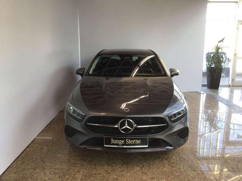 Gebraucht Mercedes A200 Advanced 150 PS (110 kW) 2023 lack mountaingrau Limousine