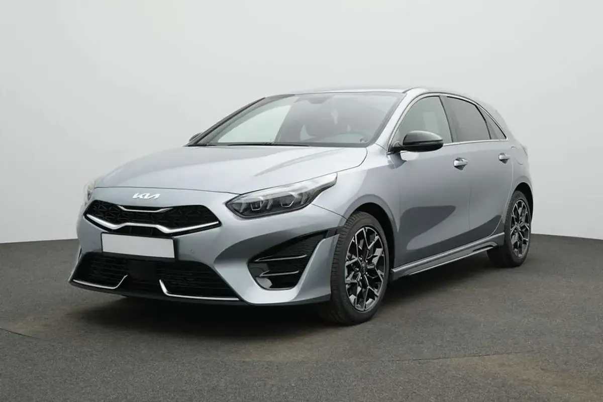 Gebraucht Kia Ceed 140 PS (102 kW) 2025 Lunarsilber Kleinwagen