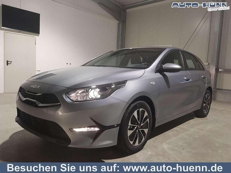 Neu Kia Ceed 101 PS (74 kW) 2025 Lunargrau metallic Kleinwagen