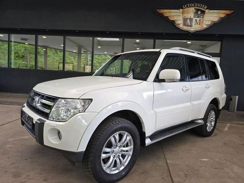Weiss Gebraucht 2010 Mitsubishi Pajero Intense SUV | 12.700 € - Bild 1/4