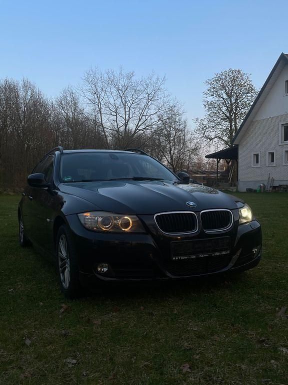 Gebraucht BMW 320 177 PS (130 kW) 2010 Schwarz Kombi