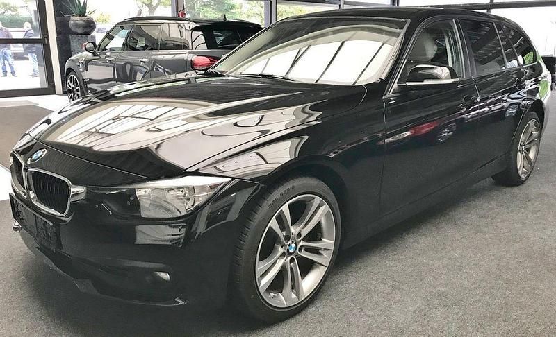 Schwarz Gebraucht 2016 BMW 318 Limousine | 13.990 € (Fairer Preis) - Bild 1/4