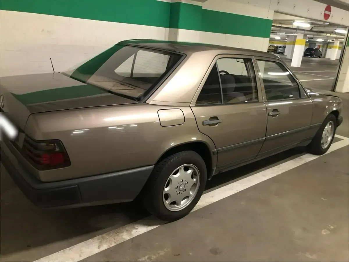 Gebraucht Mercedes E230 132 PS (97 kW) 1988 Braun Limousine