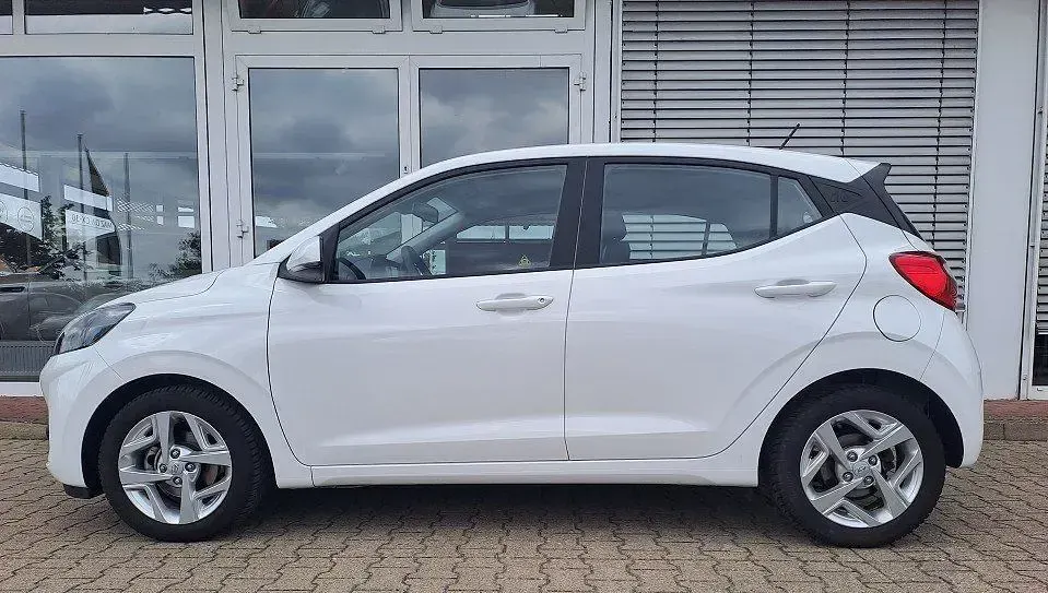 Gebraucht Hyundai i10 Trend 84 PS (61 kW) 2022 Weiß Kleinwagen